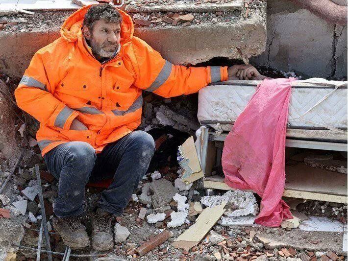 پدری که دست دخترش را در زلزله ترکیه رها نکرد