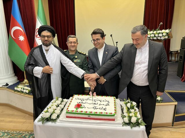 کیک 22 بهمن در سفارت باکو