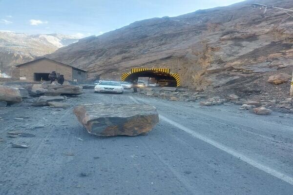 ریزش سنگ در خروجی تونل خانزاد جاده هراز