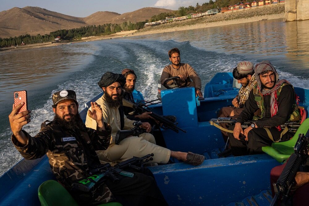 قایق‌سواری نیروهای طالبان در خارج از کابل