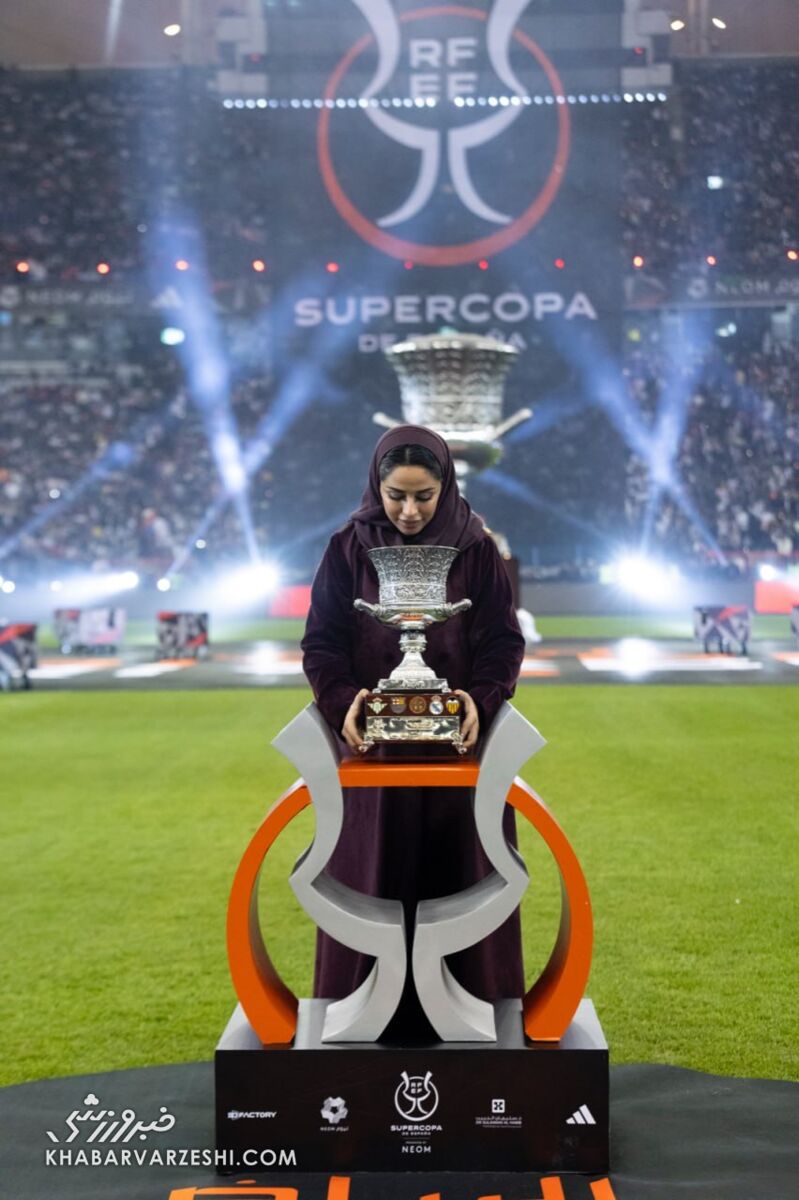 استایل خاص زن  سعودی که جام سوپرکاپ  اسپانیا را به زمین آورد