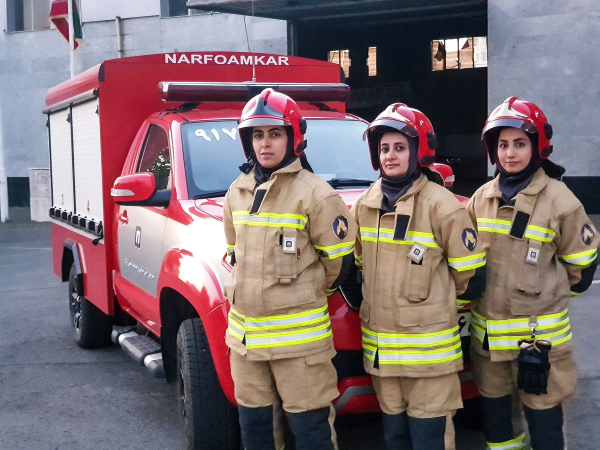 نخستین آتش‌نشان زن | ۱۶ زن وارد عملیات های آتش نشانی می شوند