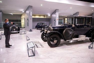 رولز-رویس سیلور گوست این خودرو در سال 1922 میلادی(1301 شمسی) به سفارش احمدشاه قاجار از شرکت رولز-رویس خریداری شد.