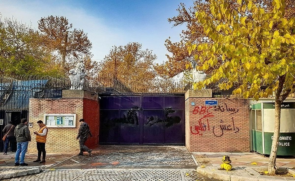 اولین توئیت کنایه آمیز سفیر انگلیس بعد از بازگشت به ایران / شما اکثریت مردم ایران نیستید + عکس