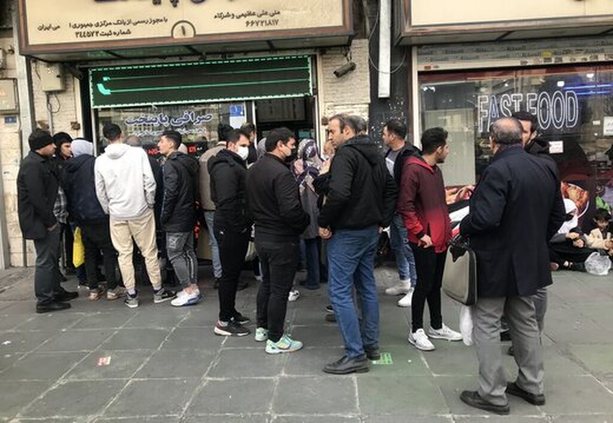این صف طویل در میدان فردوسی چیست؟ در بازار دلار و یورو چه اتفاقی افتاده است؟