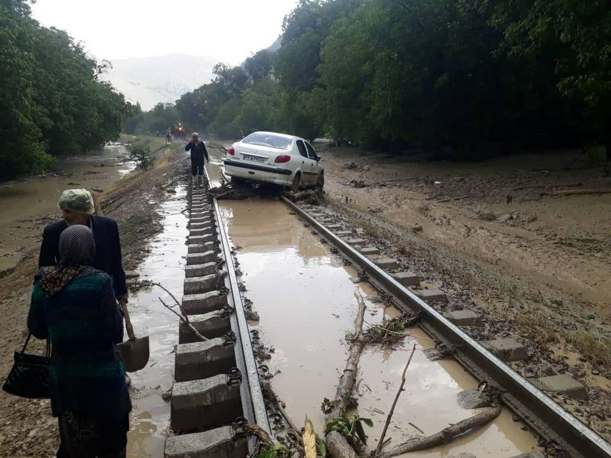 سیل وحشتناک در فیروزکوه | خط راه آهن تهران شمال زیر آب رفت