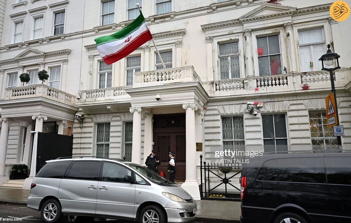 شعارنویسی و پاشیدن رنگ روی دیوارهای سفارت ایران در لندن / عکس